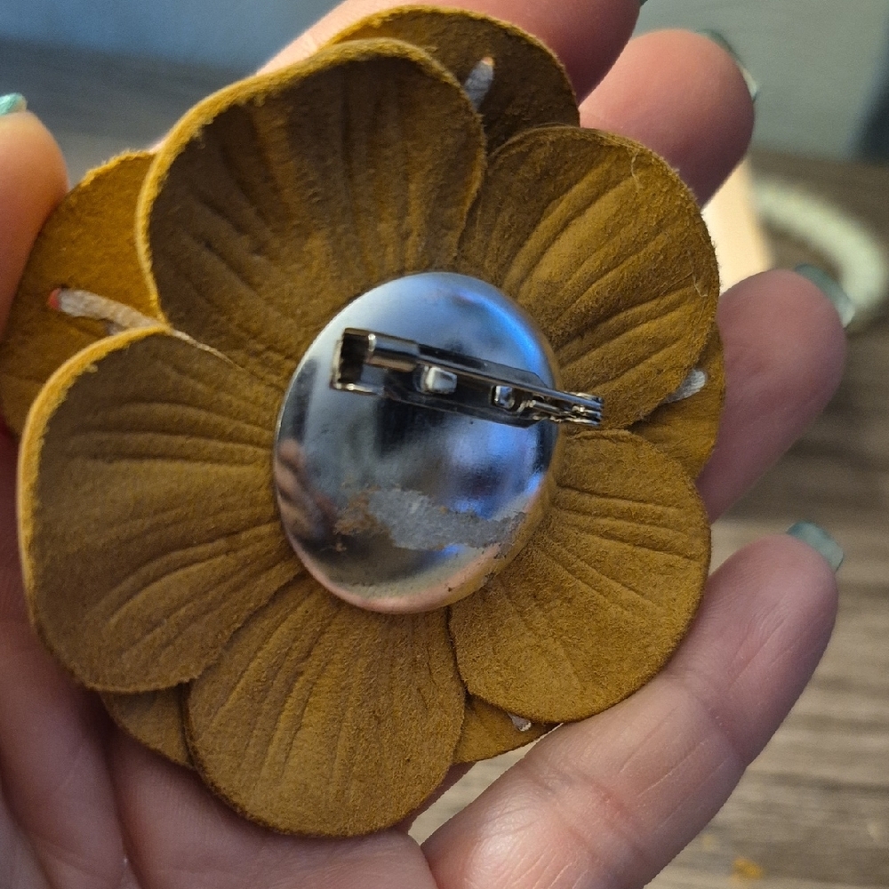 Leather Statement Flower Brooch With Embellishments And Faux Pearls Vintage? - Picture 7 of 9